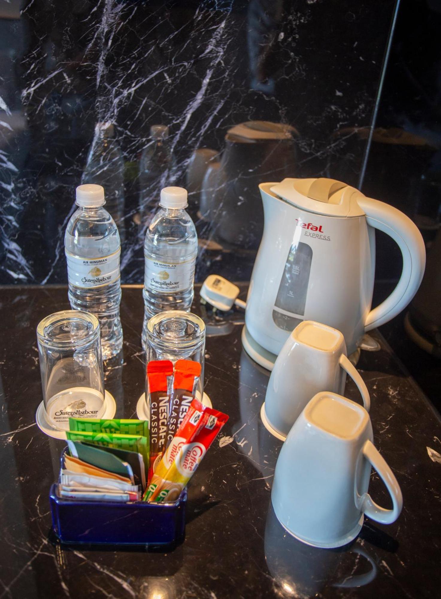 Hotel The Pacific Sutera Kota Kinabalu Exteriér fotografie A kettle with bottled water and coffee
