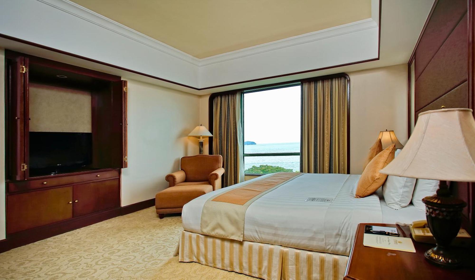 Hotel The Pacific Sutera Kota Kinabalu Exteriér fotografie A bedroom at the Shangri-La Hotel, Kuala Lumpur
